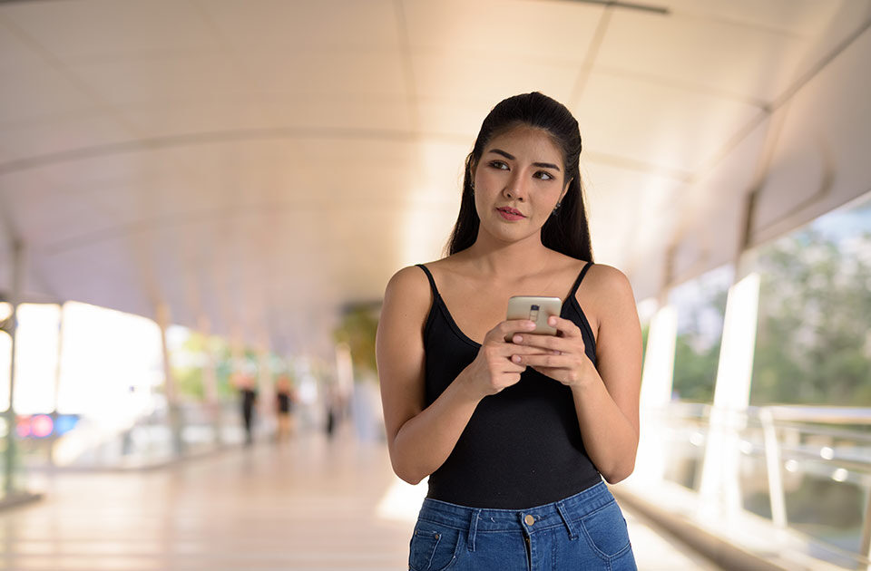 Woman experiencing tampo in a Filipino dating relationship