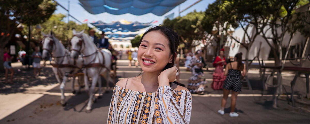 Smiling Filipina woman in a public plaza representing Filipino culture and social etiquette