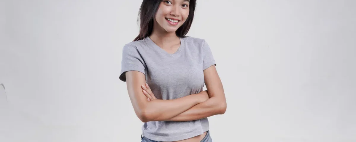 Confident Filipina woman smiling, reflecting warmth and approachability for online dating