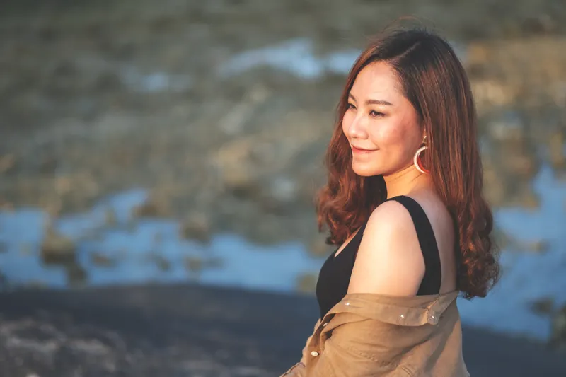 Woman in natural beach setting reflecting the authentic presence valued in Filipina chat connections